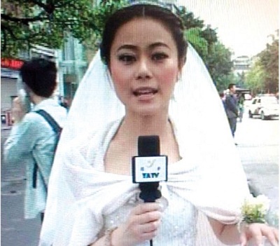 chinese-reporter-wedding-gown-earthquake