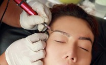 permanent-eyebrows-makeup women getting permament eyebrows tattooed