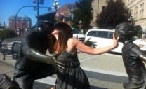 funny-posing-with-statues